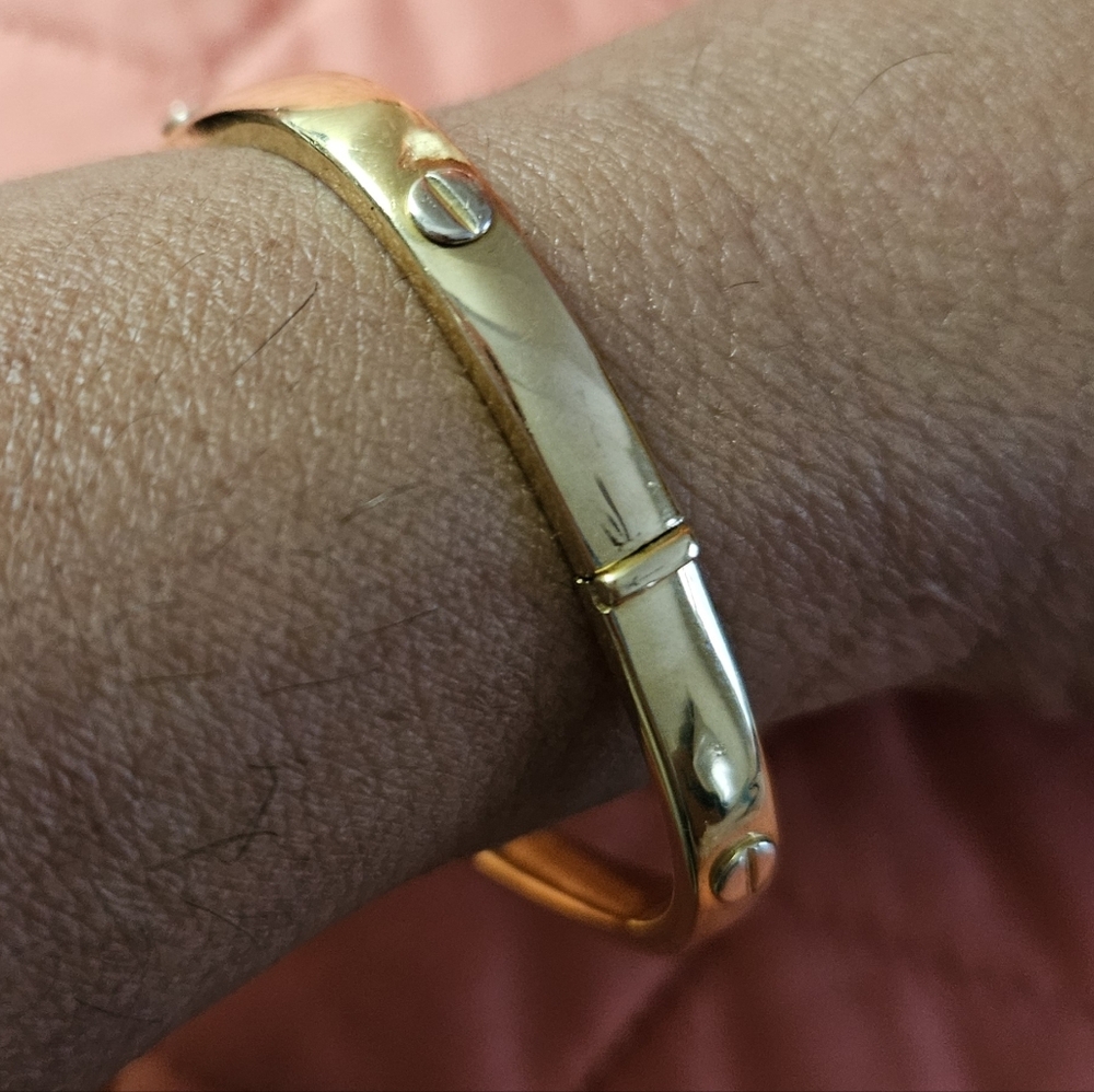 18kt. Elecant Italy Gold Bangle Bracelet.